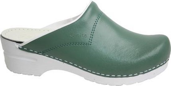 Lichtgroene Sanita klomp met witte zool en witte stiksels. De binnenzijde is wit.