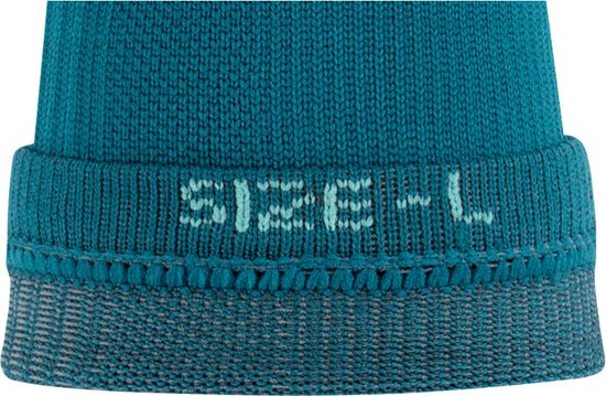 Detail van een turquoise gebreide muts met grijze rand en 'SIZE L' in reliëf.