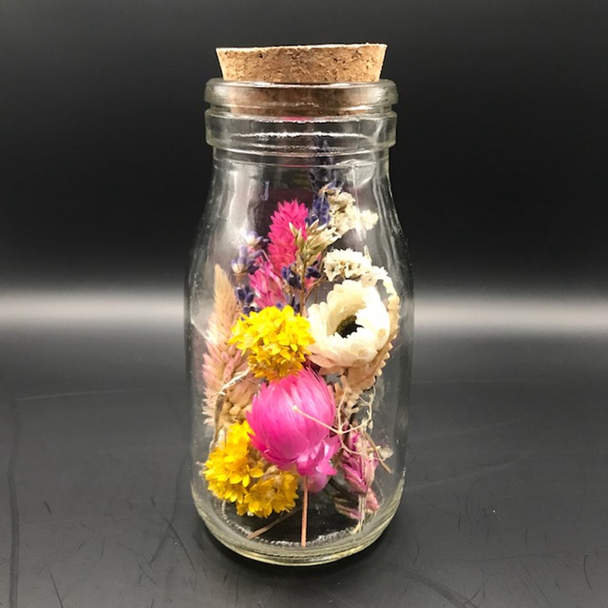 Droogbloemen in een flesje met kurk | vaas | decoratie | vaasje | droogbloemen in fles | boeket | bloemstuk | interieur | bloemen in glas | fleurig | fles met kurk | cadeau | gezellig | droogbloemen