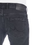 Detail van de achterkant van een donkergrijze jeans. Op de rechterbilzak zit een zwart label met 'LTB'.