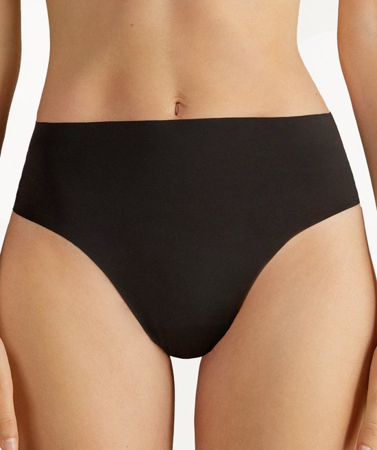 Zwarte high waist string, bedekt de navel.