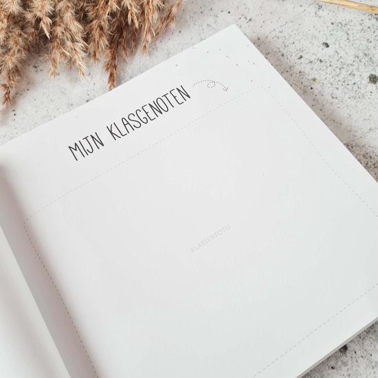 Open invulboek met de tekst 'MIJN KLASSENOTEN' en een kader voor een klassenfoto.