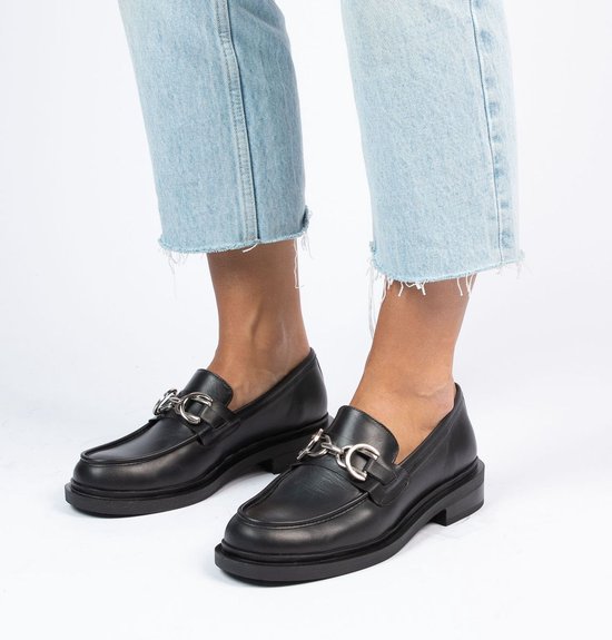 Manfield - Dames - Zwarte leren loafers met zilverkleurige chain - Maat 39