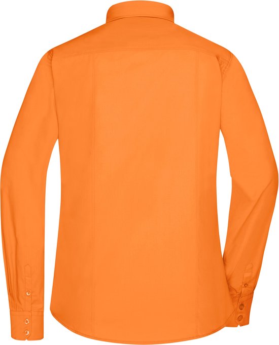 Oranje blouse met lange mouwen, gesloten knopen en een kraag, gezien vanaf de achterkant.