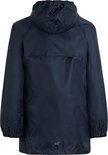 Achterkant van een donkerblauw regenjack met capuchon.