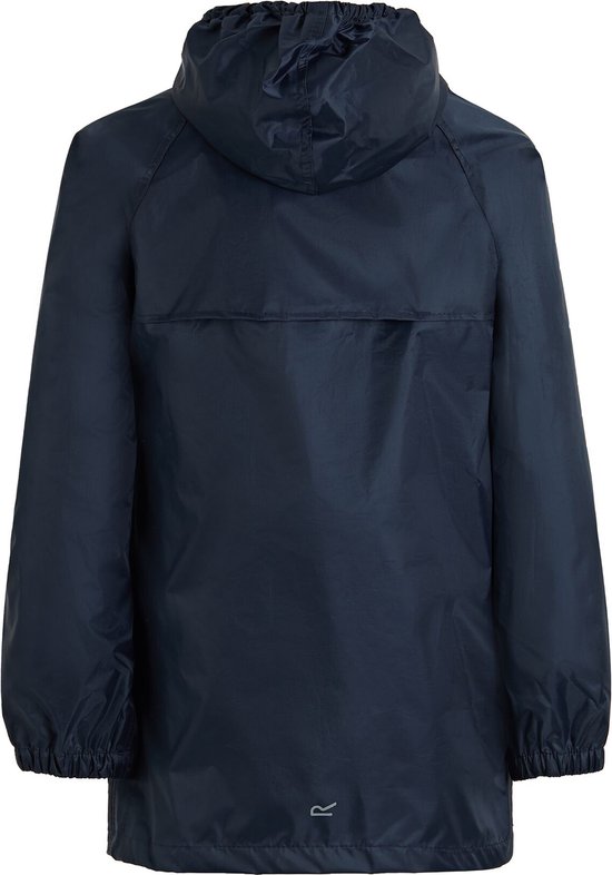 Achterkant van een donkerblauw regenjack met capuchon.