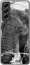 Geschikt voor Samsung Galaxy S21 FE hoesje - Olifant - Dieren - Takken - Natuur - Zwart wit - Siliconen Telefoonhoesje