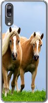 Geschikt voor Huawei P20 hoesje - Paarden - Gras - Lucht - Siliconen Telefoonhoesje