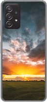 Geschikt voor Samsung Galaxy A33 5G hoesje - Zonsondergang boven een weiland in Nederland - Siliconen Telefoonhoesje