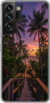 Geschikt voor Samsung Galaxy S22 hoesje - Zonsondergang - Palmbomen - Strand - Siliconen Telefoonhoesje