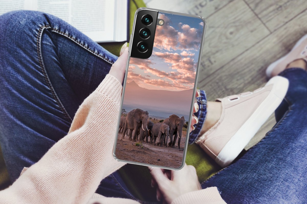 Telefoonhoesje Geschikt voor Samsung Galaxy S22 hoesje - Olifant - Dieren - Avond - Landschap - Savanne - Siliconen Telefoonhoesje Telefoonhoesje — cadeau in Cadeau-ideeën - foto 2