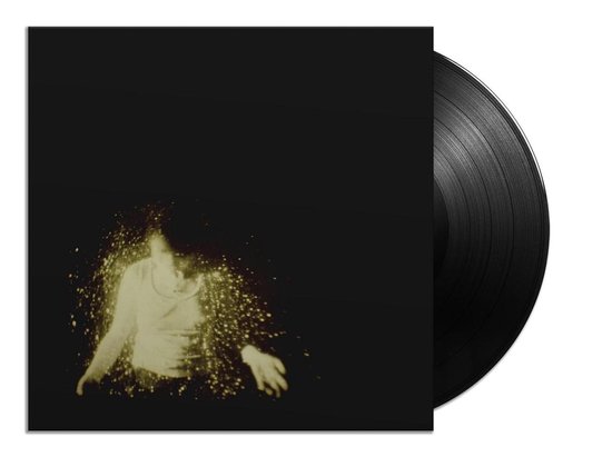 Zwarte vinylplaat met hoes waarop een vrouwlichaam in geel licht, omgeven door spetters.