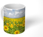 Mok - Koffiemok - Zonnebloemen - Bloemen - Wolken - Natuur - Geel - Landschap - Mokken - 350 ML - Beker - Koffiemokken - Theemok