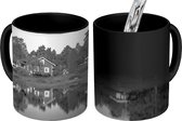 Magische Mok - Foto op Warmte Mok - Bos met kleurrijke Scandinavische huizen - zwart wit - 350 ML