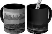 Magische Mok - Foto op Warmte Mok - Manhattan van dag naar nacht - zwart wit - 350 ML