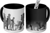 Magische Mok - Foto op Warmte Mok - tekening van een kleurrijke familie - zwart wit - 350 ML