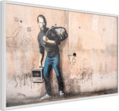 Ingelijste Poster - Banksy: Zoon van een migrant uit Syrië  Witte lijst