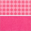 Roze stof met een herhalend patroon van rode bloemen.