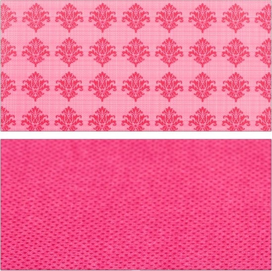 Roze stof met een herhalend patroon van rode bloemen.