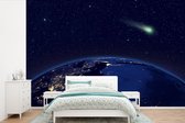 Behang - Fotobehang Komeet boven een blauwe aarde - Breedte 420 cm x hoogte 280 cm