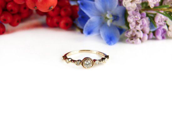 ring in roos goud gezet met diamant