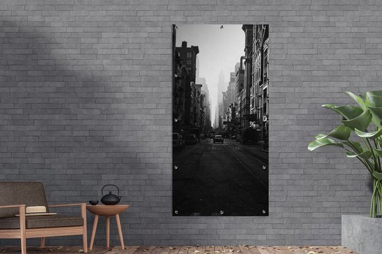 Affiche de clôture Une voiture roule dans une rue calme de New York en noir et blanc - 100x200 cm - Toile jardin