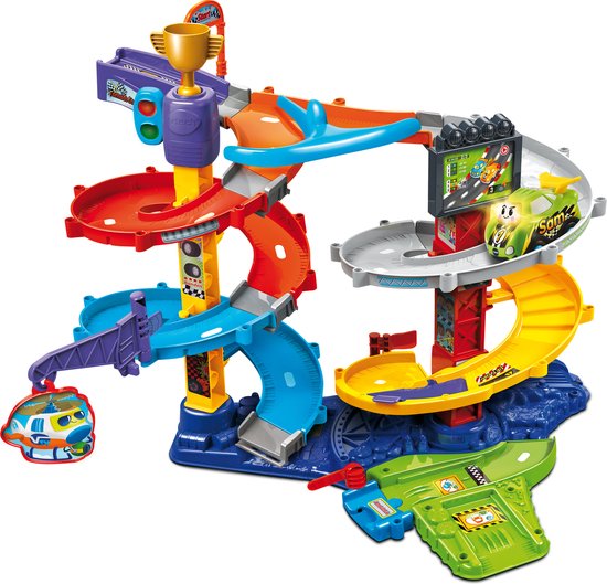 Kleurrijke VTech Tornado Stuntpark racebaan met autootjes en helikoptertje, op witte achtergrond.