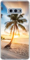 Geschikt voor Samsung Galaxy S10e hoesje - Zonsondergang - Strand - Palmboom - Siliconen Telefoonhoesje