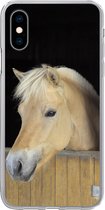 Geschikt voor iPhone X hoesje - Fjord paard in een houten stal - Siliconen Telefoonhoesje