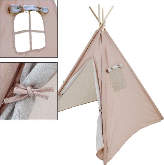 Beige tipi tent met houten stokken. Close-up van de gordijntjes en ramen.