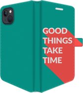 Apple iPhone 13 Telefoonhoesje - Portemonneehoesje  - Met pasjeshouder - Met Quote - Good Things - Donkergroen