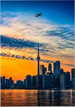 Vliegtuig passeert skyline van Toronto bij zonsongergang - Foto op Posterpapier - 50 x 70 cm (B2)