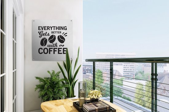 Affiche de jardin - Citation de Café Tout s'améliore avec un café sur fond blanc - 50x50 cm