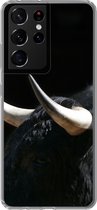 Samsung Galaxy S21 Ultra hoesje - Een foto van een zwarte stier zwarte achtergrond - Siliconen