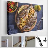Geroosterde vis en aardappelen, geserveerd op een houten dienblad. overhead, horizontaal - Modern Art Canvas - Horizontaal - 1396894358