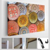 Kleurrijk gerecht souvenir te koop in een winkel in Marokko - Modern Art Canvas - Horizontaal - 566630398