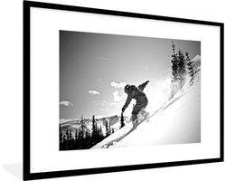Fotolijst incl. Poster Zwart Wit- Een snowboarder balanceert op zijn board op de piste - zwart wit - 90x60 cm - Posterlijst