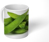 Mok - Opgestapelde peultjes met een witte achtergrond - 350 ML - Beker