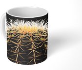 Mok - Een close up van een doornen op cactus op een zwarte achtergrond - 350 ML - Beker