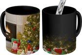 Magische Mok - Foto op Warmte Mok - Een kerstboom met cadeautjes naast een open haard - 350 ML - Kerst Cadeau - Kerst Cadeautjes - Kerstcadeau Man - Kerstcadeau Vrouw