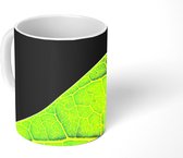 Mok - De details van een plumeria blad op een zwarte achtergrond - 350 ML - Beker