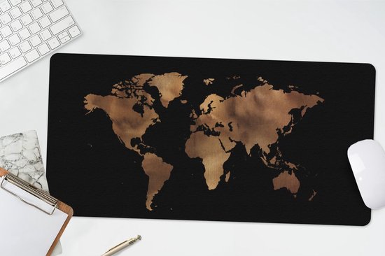 Zwarte muismat met bruine wereldkaartprint, op een bureau met toetsenbord en muis.