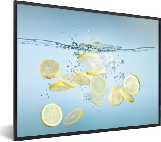 Fotolijst incl. Poster - Gesneden citroenen vallen in het water - 40x30 cm - Posterlijst