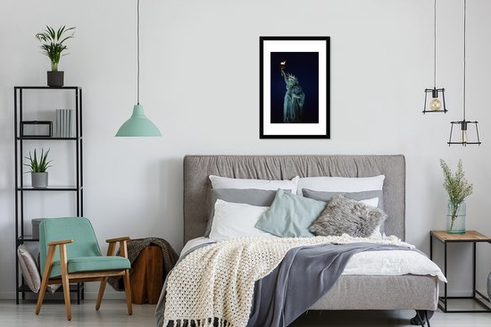 Photo en cadre - Statue de la Liberté illuminée la nuit à New York Cadre photo Amérique noir avec passe-partout blanc 40x60 cm - Affiche sous cadre (Décoration murale salon / chambre)