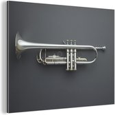 Wanddecoratie Metaal - Aluminium Schilderij Industrieel - Een zilveren trompet op een grijze vloer - 40x30 cm - Dibond - Foto op aluminium - Industriële muurdecoratie - Voor de woonkamer/slaapkamer