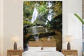 Behang - Fotobehang Een rustig beekje naast de woeste waterval van het Klong Lan National Park - Breedte 180 cm x hoogte 280 cm