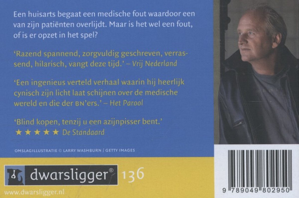 De achterkant van het boek "Zomerhuis met zwembad" door Herman Koch. Een portret van de auteur links en recensies rechts.