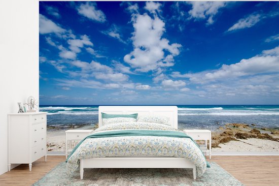 Behang - Fotobehang Blauwe lucht met wolken op strand van Isla Mujeres in Mexico - Breedte 295 cm x hoogte 220 cm