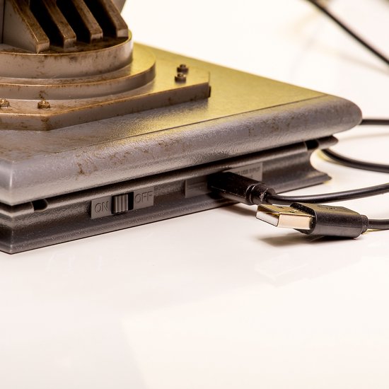 Onderkant van de Batman Figurine Light met aan/uit-schakelaar en USB-poort.