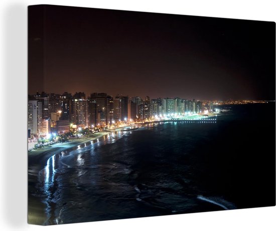 Canvas Schilderij Uitzicht vanaf de zee tot Fortaleza tijdens de nacht in Brazilië - 90x60 cm - Wanddecoratie